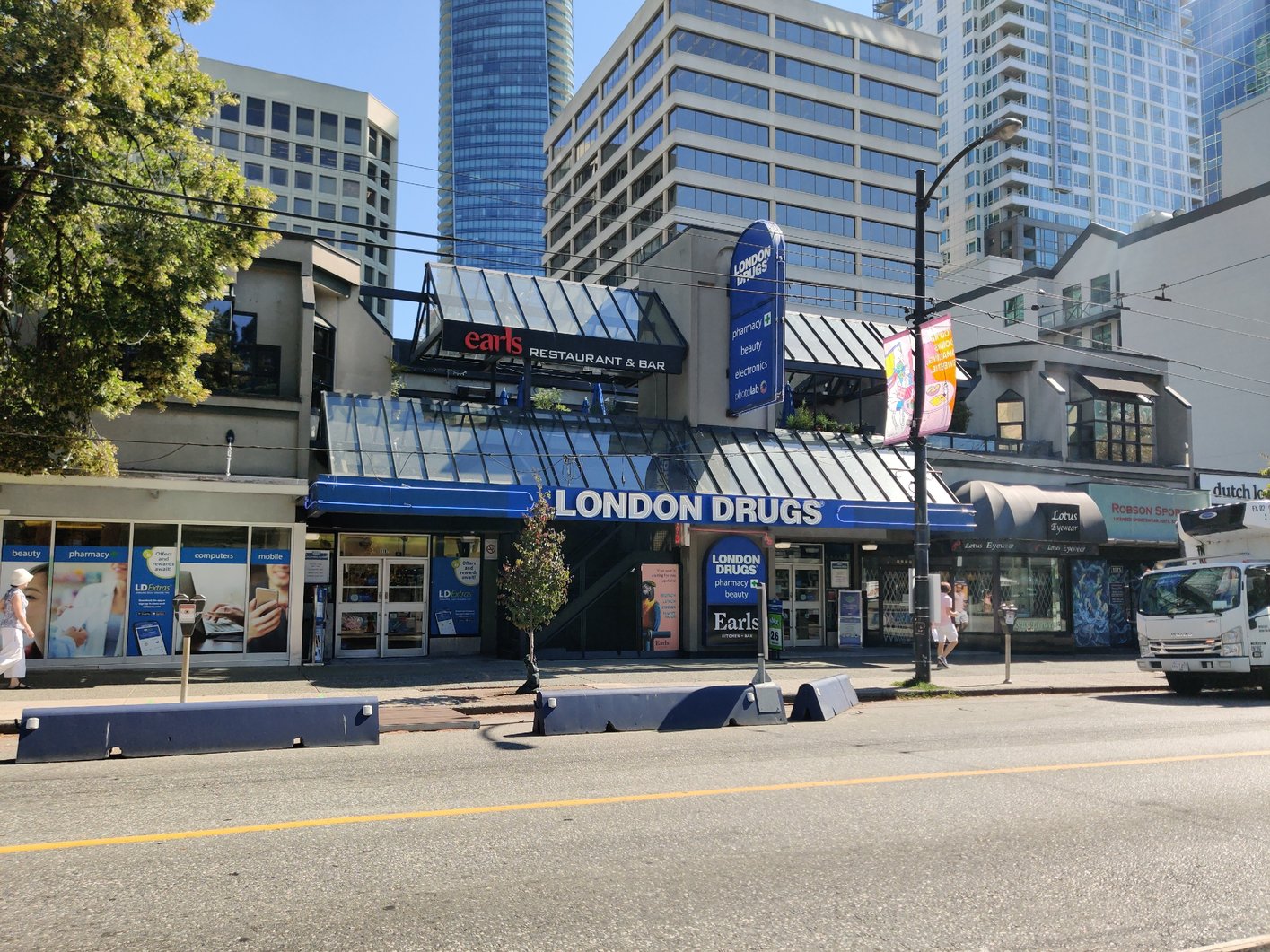 Virtual Store Tour London Drugs in Vancouver